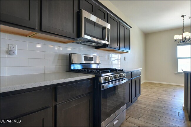 Building Photo - 516 Logwood Ave