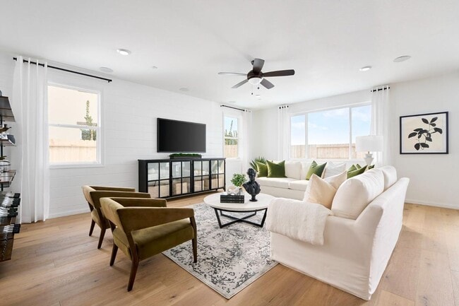 Building Photo - SOLAR HOME – 4 Bed / 3 Bath + Loft | 2,800 Sq Ft  SEE VIDEO