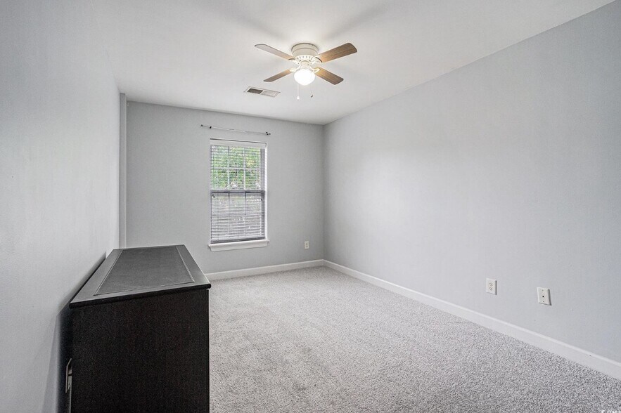 Building Photo - 1120 Fairway Ln