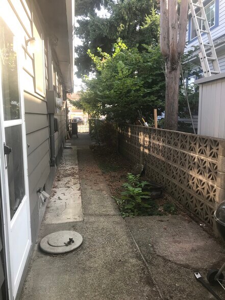 Building Photo - 833 SE 80th Ave