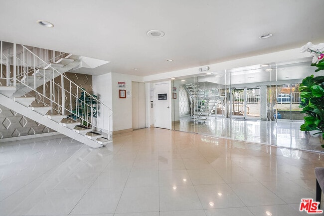 Building Photo - 423 Rexford Dr
