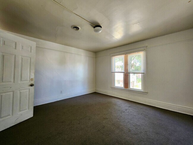 Building Photo - Spacious 5 Bedroom 2 Full Bath House | Front Porch | Back Yard | Off Street Parking | in-Unit Lau...