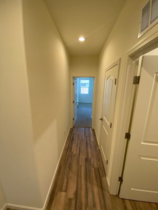 Building Photo - Gorgeous NEWER home between Tulare and Vis...