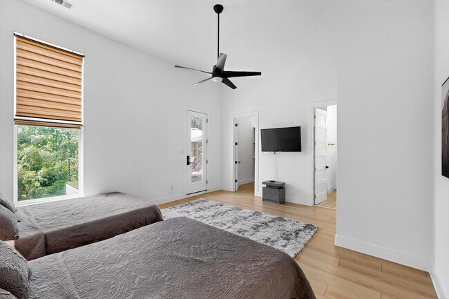 Building Photo - 3946 N Cresthaven Rd