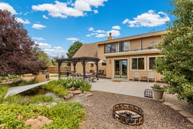 Building Photo - Stunning Doney Park Home