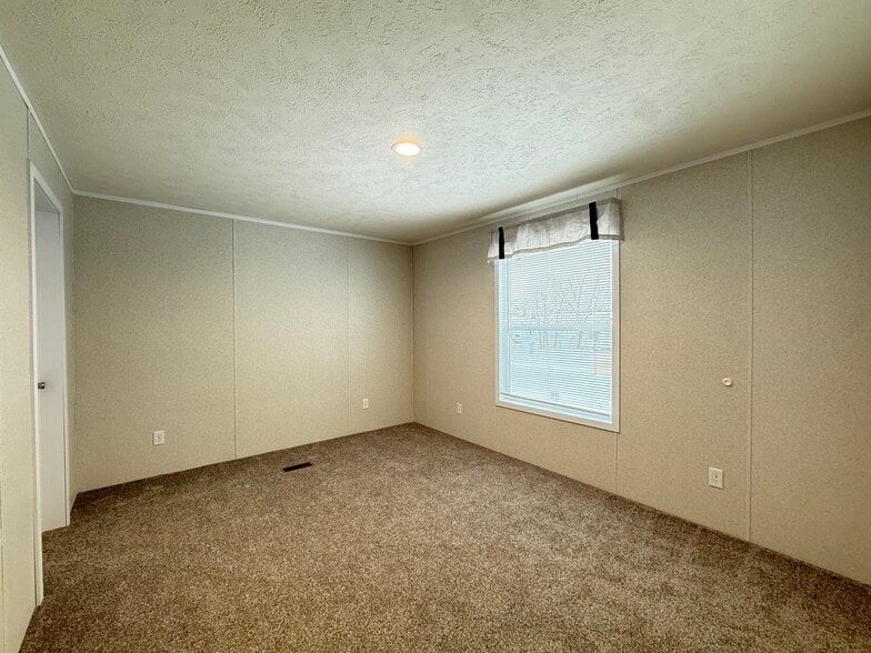 Building Photo - 29909 Flushing Dr