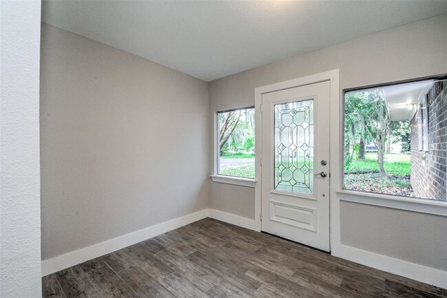 Building Photo - 915 Brook Forest Dr