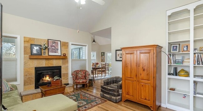 Building Photo - 477 Probart St