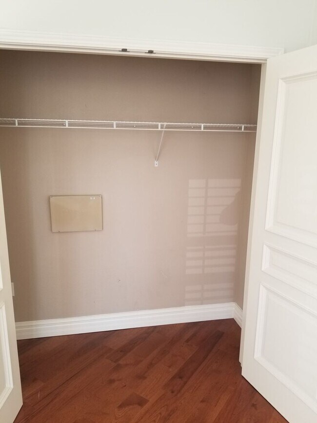 Building Photo - Downtown  1-Bed plus Loft 1bath 1 parking ...