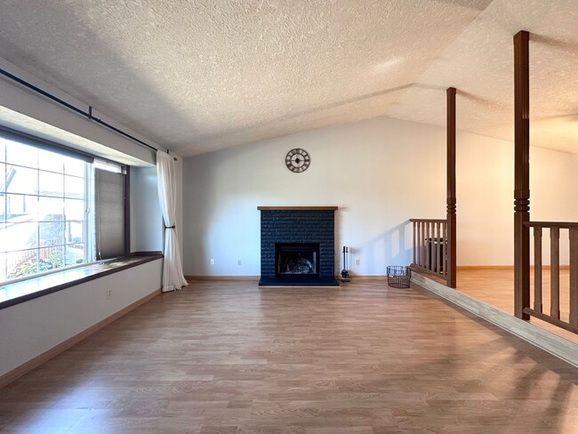 Building Photo - 3 Bed 2.5 Bath 3 Level Home w/ Furnished B...