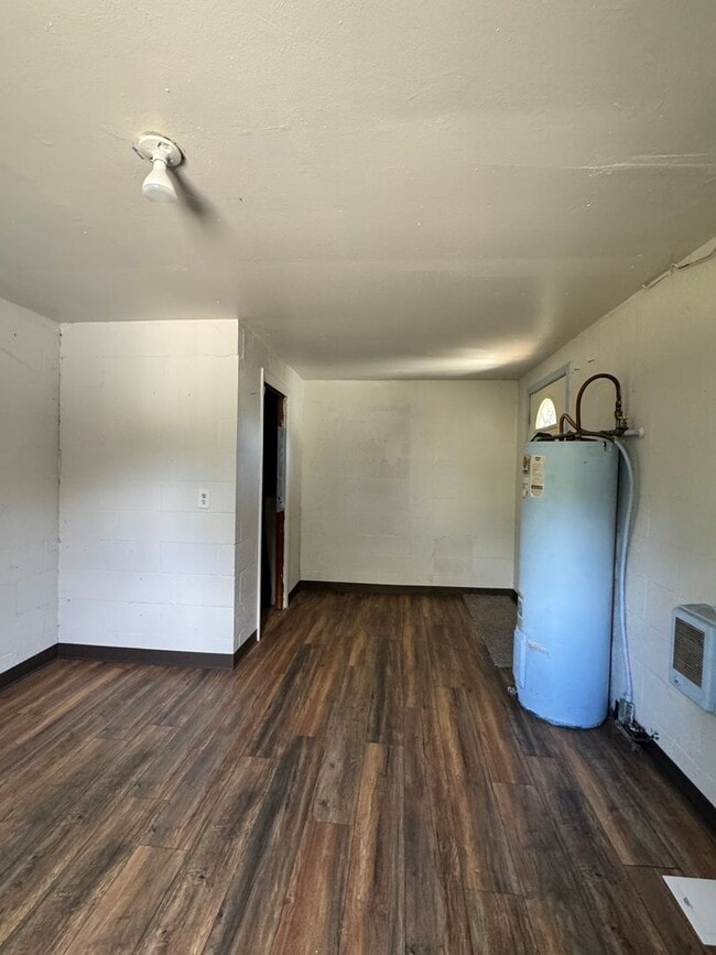 Building Photo - 3 bedroom 1 bathroom remodeled home, w/d h...