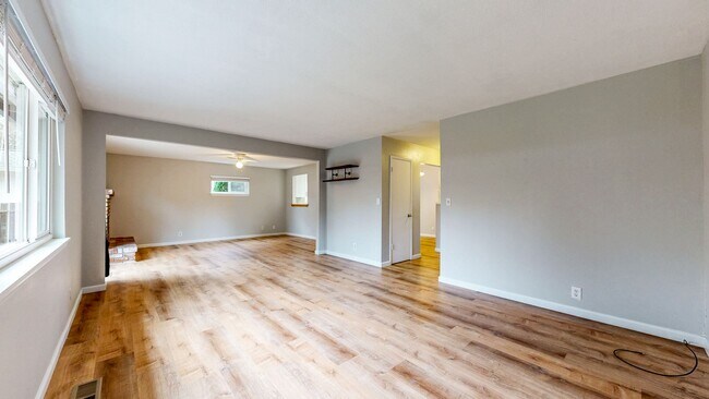 Building Photo - 3 Bedroom 2 Full Bath with Private Yard and 1 Car Garage !