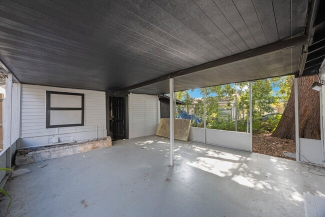 Building Photo - Spacious 2bdrm/1bath home with detached ga...