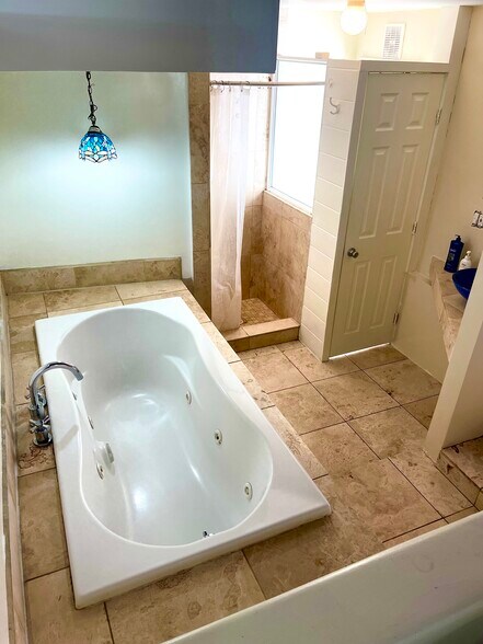 bathroom - 2366 Nichols Canyon Rd