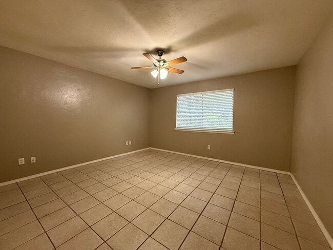 Building Photo - BREWSTER ESTATES duplex available NOW!