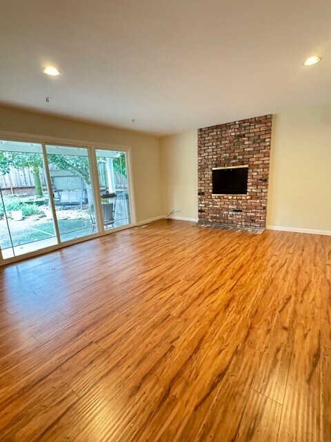 Building Photo - 310 Deerfield Dr