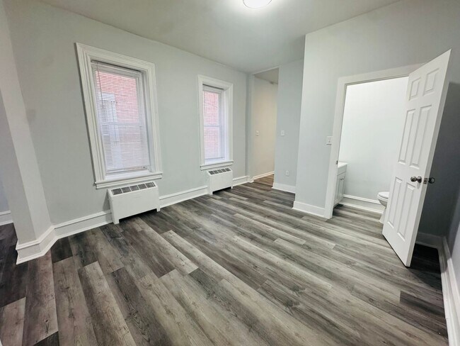 Building Photo - Large 4 bd Remodeled Section 8 Home!! Sect...