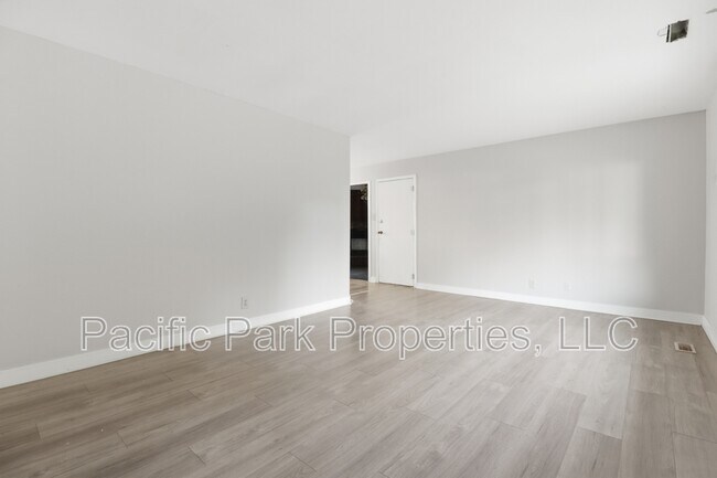 Primary Photo - 3939 Esquire Pl