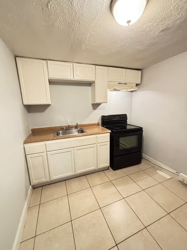 Building Photo - 384 Tilghman St