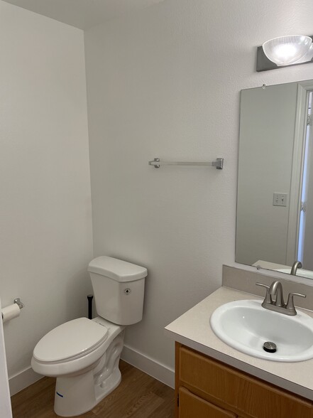 Ground floor Bath - 4709 NE Leverich Ct