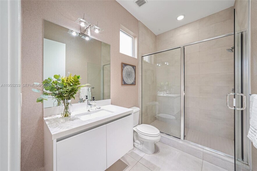 Building Photo - 7515 NW 99th Ave