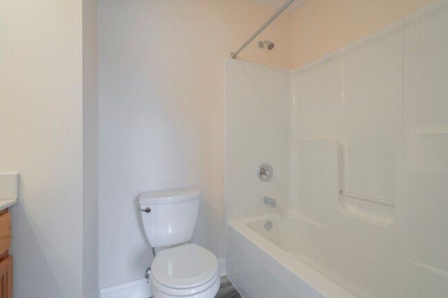 Building Photo - Oak Tree Townhome | 4 Bed, 4.5 Bath | Avai...