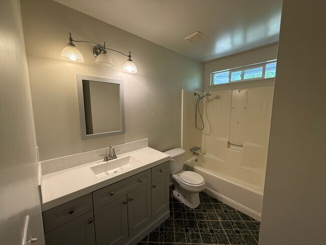 Building Photo - Single story home in east Modesto!
