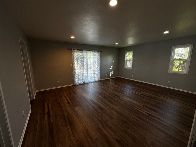 Building Photo - Spacious 4-Bed, 2-Bath Home with Garage an...