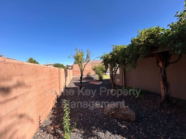 Building Photo - 157 E Foothill Dr