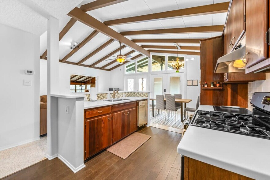 Building Photo - 936 Santa Cruz Rd