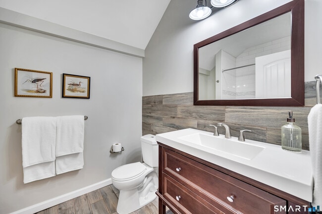 Building Photo - 736 Main St