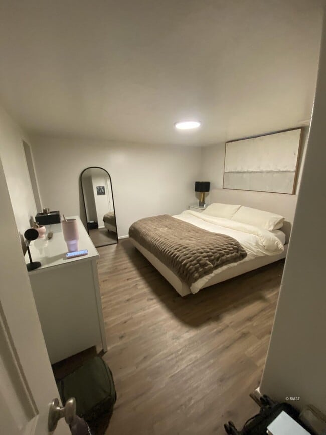 Building Photo - 941 W Chamberlain Dr