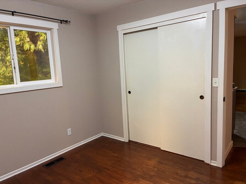 Rear bedroom - 484 N Kentucky Ave