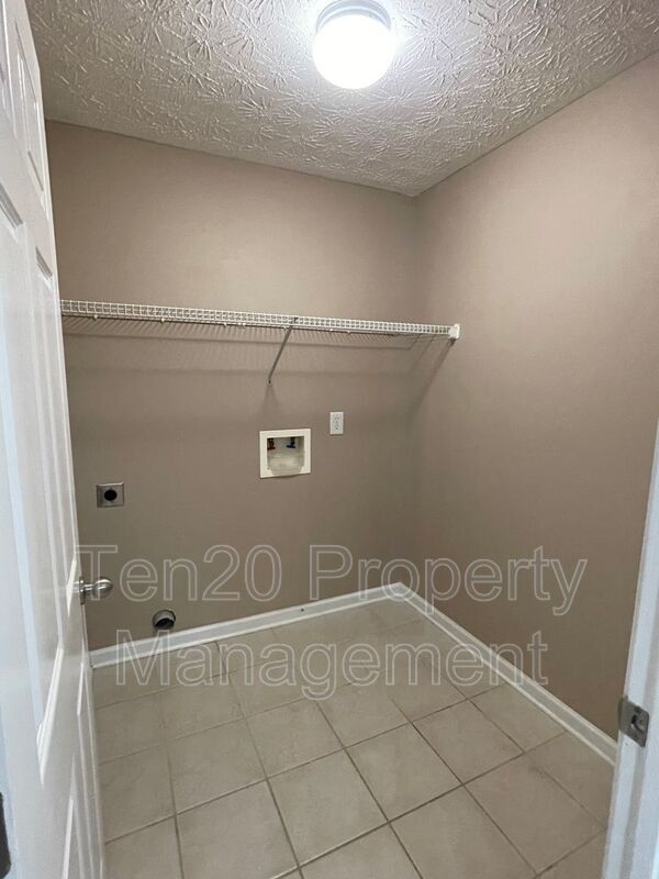 Building Photo - 7974 N Ivy Park Dr