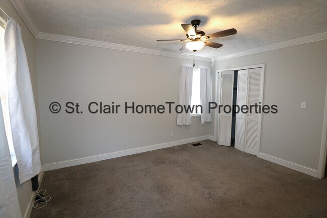 Building Photo - One level Home Close to Town