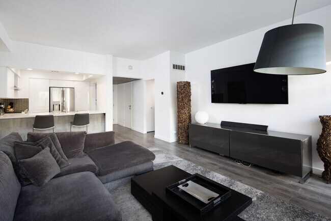 Building Photo - 7135 Hollywood Blvd