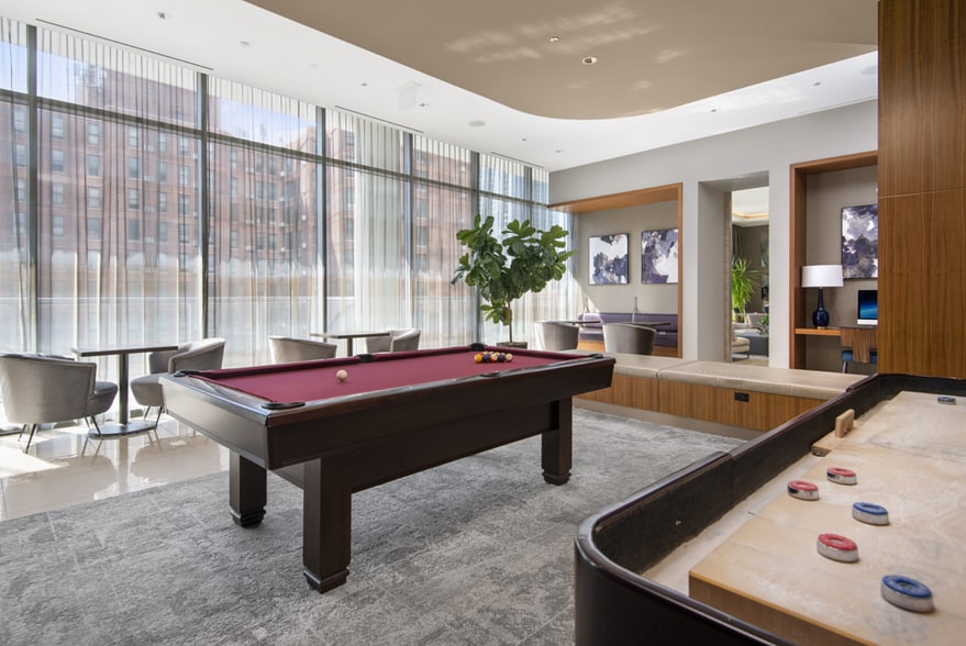 Building Photo - 1212 N La Salle Dr