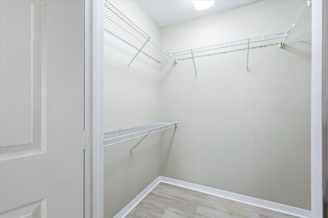 Building Photo - LIGHT, BRIGHT AND SPACIOUS 1 BEDROOM 1 BATHROOM 2ND FLOOR CONDO LOCATED IN THE HIGHLY SOUGHT AFTE...
