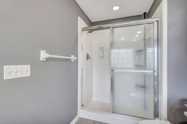 Building Photo - Richmond Hill Beauty: 4-Bedroom Home with Stunning Lagoon Views!