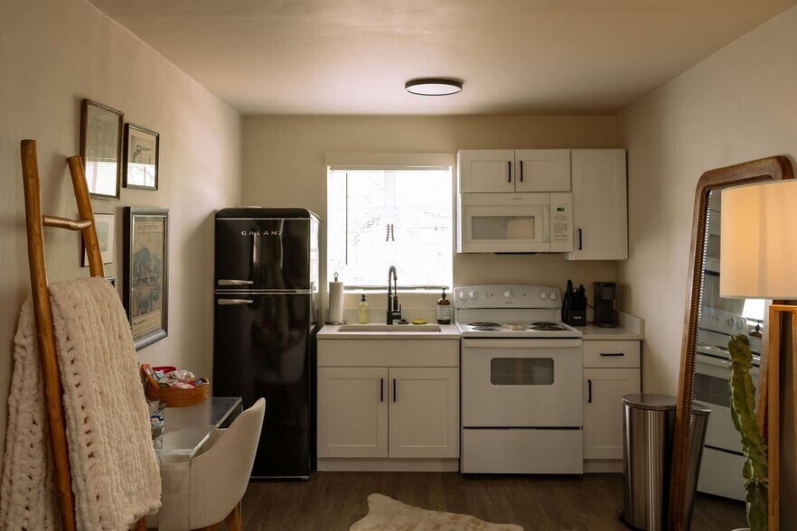 Building Photo - 112 E 16th St