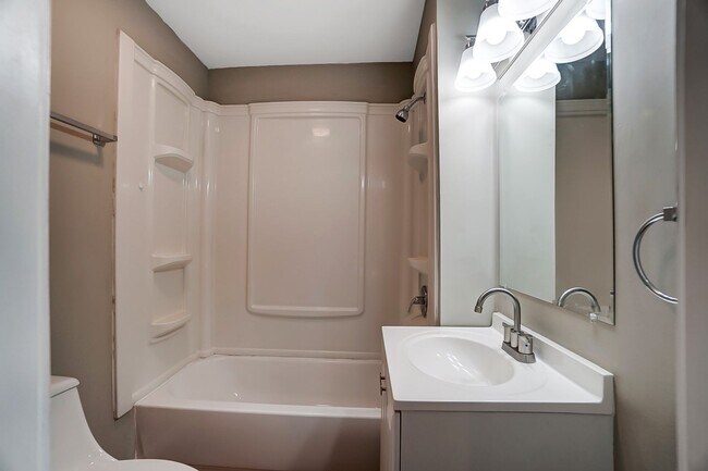 Building Photo - 904 Walnut St