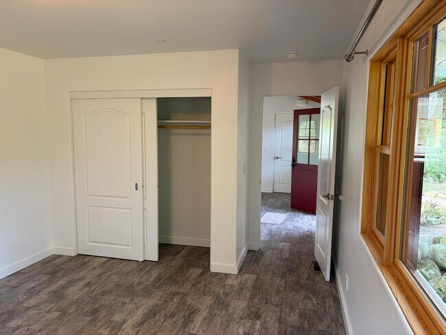 Building Photo - 60 Crestview Ln