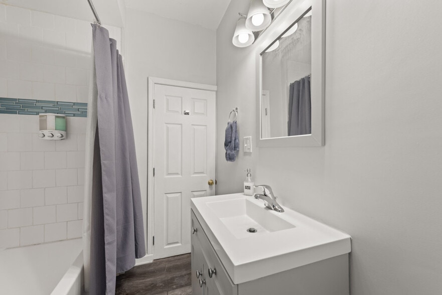Building Photo - 1322 W 69th St