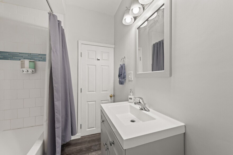 Building Photo - 1326 W 69th St