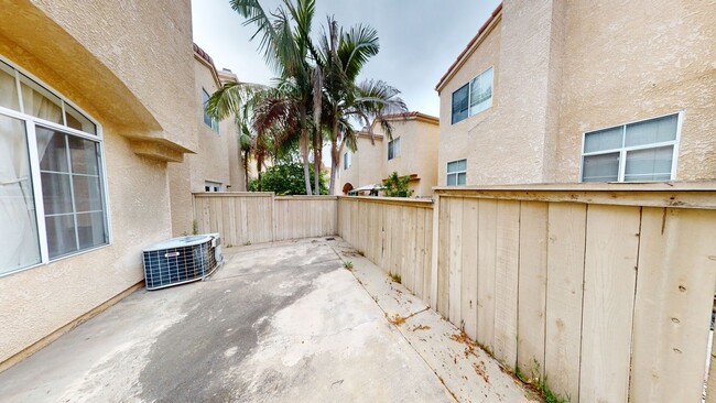 Building Photo - 4 Bedroom 2 1/2 bath two story townhome fo...