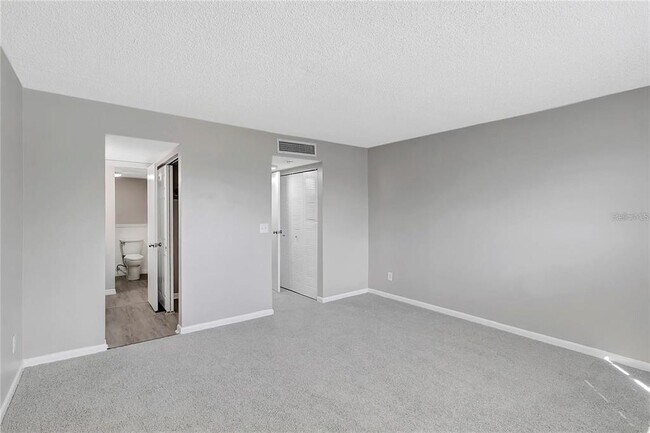 Building Photo - 709 Russell Ln