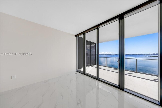 Building Photo - 700 NE 24th St