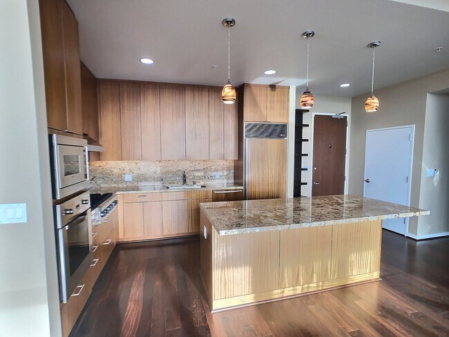 Building Photo - Stunning 2 Bedroom Penthouse Condo with Spectacular Views at Axis