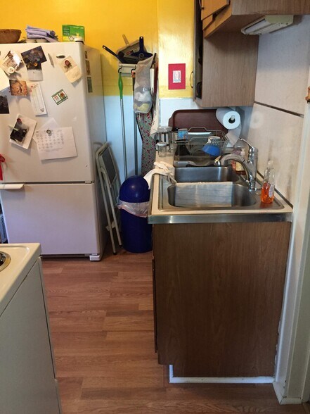 Kitchen - 42 Pinewood Ave