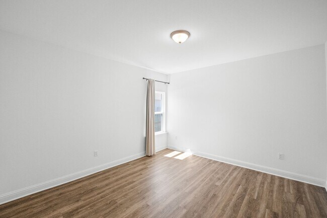 Building Photo - DON'T MISS OUT!